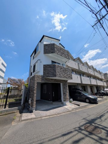 川崎市中原区宮内1丁目リノベーション戸建の外観|西側も建物が近接しておらず、陽当たり・風通し良好です。