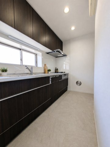 川崎市中原区宮内1丁目リノベーション戸建のキッチン|システムキッチン交換済み。食洗機付きです。※家具調度品はイメージ画像につき、現地には設置されておりません