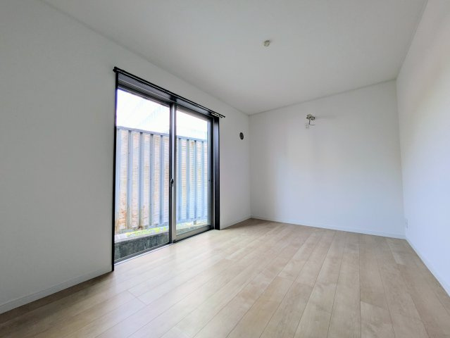 川崎市中原区宮内1丁目リノベーション戸建の洋室|サービスルーム（約6.1畳）。掃き出し窓があり光が入ります。