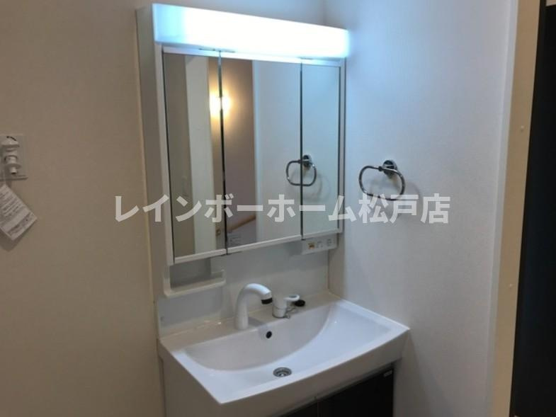 【仲介手数料：50％OFF】対象物件！の独立洗面台|明るい室内です