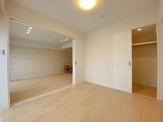 行徳ニューグランドハイツＤ棟の洋室|間取り図右下に位置する5.4帖の洋室です。家具を配置しやすい使い勝手の良い部屋形状で、独立性も高くプライベートな時間をゆったりと快適にお過ごしいただけます。