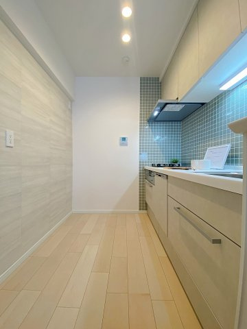 行徳ニューグランドハイツＤ棟のキッチン|調理スペースがしっかり確保された機能的なシステムキッチン！複数人での調理やお掃除もスムーズに行える余裕のサイズ感で、毎日の家事をより快適で効率的なものへとサポートします。