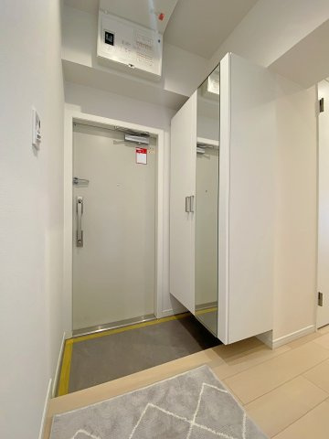 行徳ニューグランドハイツＤ棟の玄関|家の顔となる明るく清潔感ある玄関スペースです。シューズボックス完備で家族全員の靴をすっきり整理可能。住まいの第一印象を爽やかかつ上品に惹き立ててくれる設計となっています。