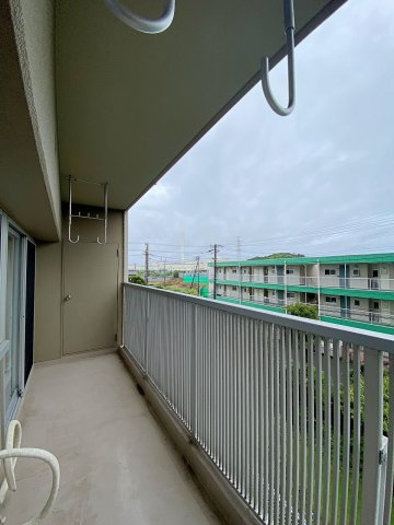 行徳ニューグランドハイツＤ棟のバルコニー|10.15㎡の広さを誇るバルコニーです！陽当り・通風ともに良好で、洗濯物や布団も一度に気持ちよく干せます。ちょっとした気分転換やリフレッシュの場としても心地よい空間です。