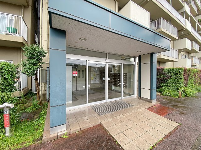 行徳ニューグランドハイツＤ棟|マンションの玄関口となるエントランスアプローチです。綺麗に整備されており管理体制の良さが伺えます。毎日の出入りもスムーズに行えるフラットなアプローチ設計となっています。