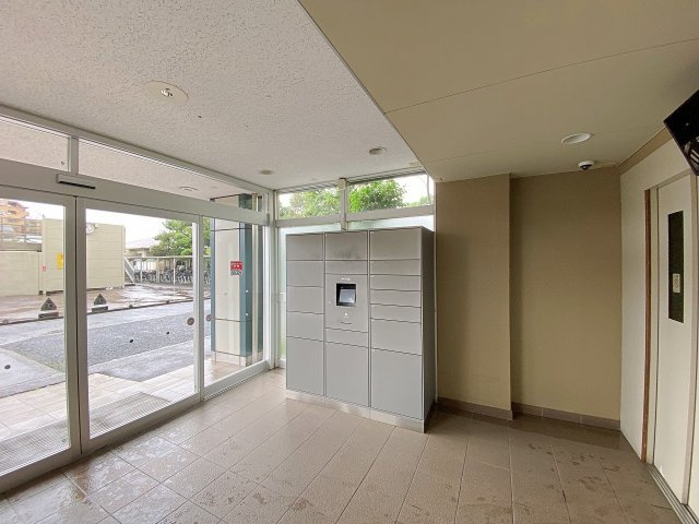 行徳ニューグランドハイツＤ棟の防犯設備|不在時でも荷物が受け取れる便利で安心な宅配ボックスを完備！再配達の手間が省け、共働きのご家庭や外出が多い方でも安心してネットショッピングをお楽しみいただけます。