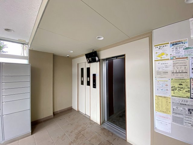 行徳ニューグランドハイツＤ棟のその他共用部分|不在時でも荷物が受け取れる便利で安心な宅配ボックスを完備！再配達の手間が省け、共働きのご家庭や外出が多い方でも安心してネットショッピングをお楽しみいただけます。