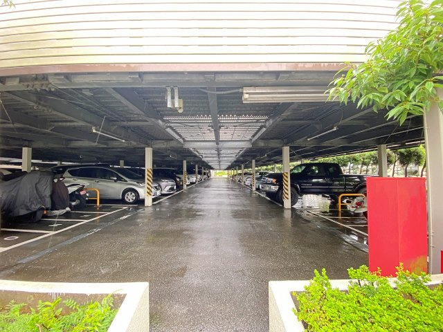 行徳ニューグランドハイツＤ棟の駐車場|敷地内に確保された使い勝手の良い自走式駐車場スペースです。車庫入れや乗り降りがしやすく、大切な愛車の保管も安心。空き状況や詳細につきましてはお気軽にお問い合わせください。