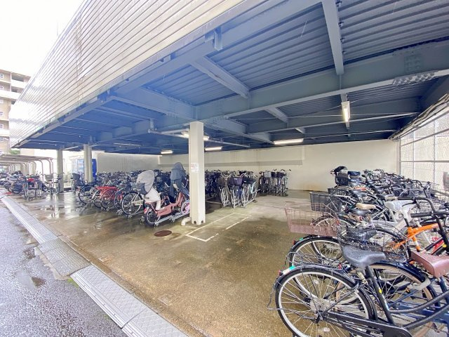 行徳ニューグランドハイツＤ棟の駐輪場|屋根付きで雨の日も安心な敷地内駐輪場です。大切な自転車を風雨から守ることができ、出し入れもスムーズ。整理整頓された空間で快適に利用できる共用設備となっております。