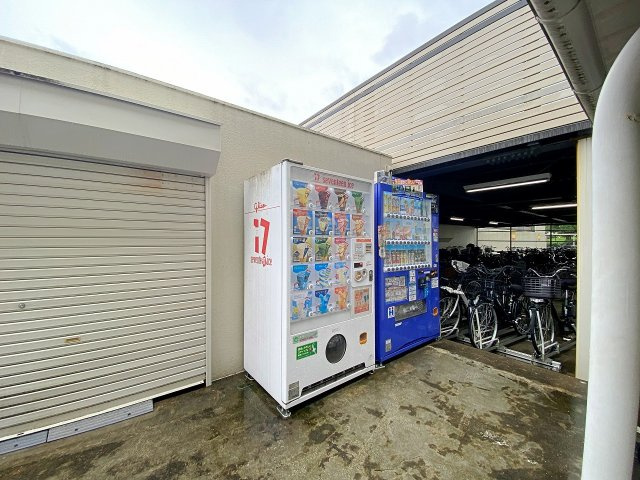 行徳ニューグランドハイツＤ棟のその他共用部分|敷地内の共用部に自動販売機が設置されており、ちょっとしたドリンクの購入にも大変便利です。わざわざ遠くのコンビニまで出かける必要がなく、快適に日常をお過ごしいただけます。