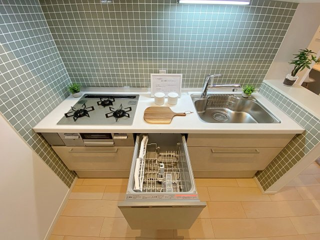 行徳ニューグランドハイツＤ棟の発電・温水設備|毎日の家事負担を大幅に軽減してくれる便利な食器洗い乾燥機を標準装備！手洗いに比べて節水効果も高く、食後の片付け時間を短縮してご家族との時間をゆったり楽しめます。