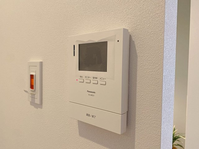 行徳ニューグランドハイツＤ棟のセキュリティ|来訪者の顔を室内からしっかり確認できるTVモニター付きインターホンです。防犯性に優れており、お子様のお留守番や一人でのご在宅時にも安心してお過ごしいただけます。