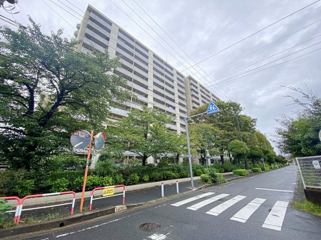 行徳ニューグランドハイツＤ棟の外観|落ち着きのあるデザインが魅力的な建物外観です。手入れの行き届いた管理体制で、安心してお過ごしいただける住環境です。