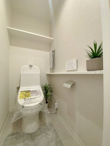 行徳ニューグランドハイツＤ棟のトイレ|新規交換済みの温水洗浄機能付きトイレです。清潔感のあるスタイリッシュな空間で、毎日気持ちよくお使いいただけます。お手入れのしやすさも魅力的で快適な生活空間を実現します。