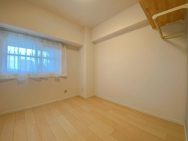 行徳ニューグランドハイツＤ棟の寝室|間取り図右上に位置する4.2帖の洋室です。クローゼット完備で衣類や荷物もすっきり収納可能。寝室や書斎、お子様のお部屋などライフスタイルに合わせてフレキシブルに活用できます。