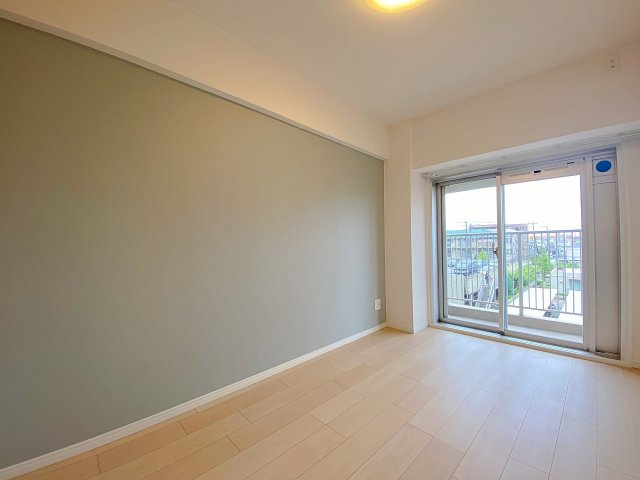 行徳ニューグランドハイツＤ棟の子供部屋|間取り図左上に位置する5.1帖の洋室です。心地よい光が入る明るい室内で、クローゼットも完備されております。お子様部屋としてはもちろん、多目的にご活用いただけるお部屋です。