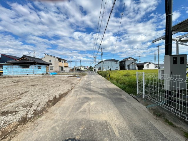 リーブルガーデン　一宮市萩原町富田方　全３区画分譲の前面道路含む現地写真|「現地（202●年●月●日）撮影」　
■前面道路　
■ヤマダ不動産　株式会社リライフ