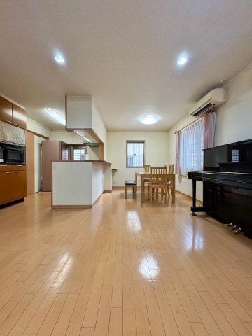 草津市草津町　中古戸建ての居間・リビング|ご家族の集まるLDKは広々約21.7帖。