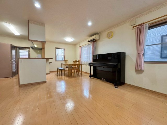 草津市草津町　中古戸建ての居間・リビング|明るい陽射しが差し込む3面採光のLDK。