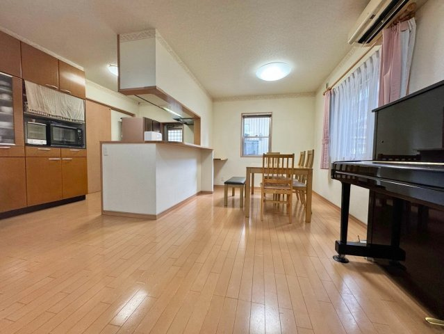 草津市草津町　中古戸建ての居間・リビング|家事をしながらでもご家族同士のコミュニケーションが取りやすい、対面式のキッチンです。
