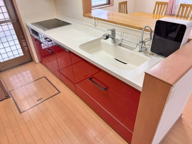 草津市草津町　中古戸建てのキッチン|食器洗浄乾燥機付きキッチン。お掃除のしやすいIHクッキングヒーターです。