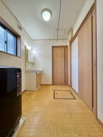 草津市草津町　中古戸建ての独立洗面台|広々とした使い勝手の良い洗面脱衣室。