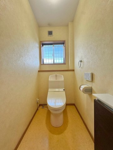 草津市草津町　中古戸建てのトイレ|1F トイレ。温水洗浄便座付きです。
