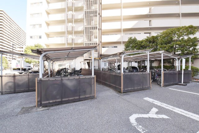 【駐輪場】 | ファミール浜園 | 自転車置き場。マンションの共用部にあたります。空きの有無や駐輪料金、各戸の台数制限などについては、改めてお問い合わせください。～即日のご見学可能～　お問合せはお気軽にどうぞ。
