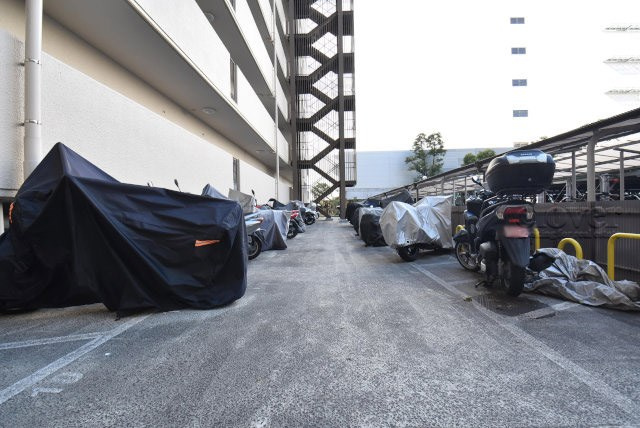 【駐車場】 | ファミール浜園 | バイク置き場。空き区画の有無や駐輪料金、サイズおよび排気量規定などについては、改めてお問い合わせください。～即日のご見学可能～　お問合せはお気軽にどうぞ。
