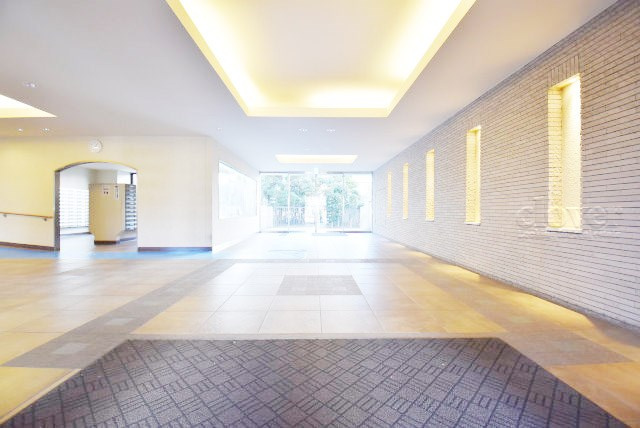 【ロビー】 | ファミール浜園 | マンションの建物内に入って最初に目にする空間が、このエントランスホールです。それほど広くはありませんが、しっかりと清潔感が保たれています。～即日のご見学可能～　お問合せはお気軽にどうぞ。

