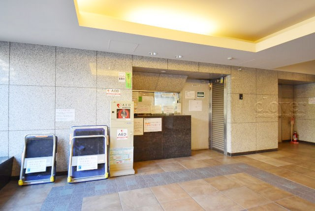 【受付】 | ファミール浜園 | 管理人さんが勤務する管理室。このマンションがきれいに保たれているのは、もちろん管理人さんのおかげ。～即日のご見学可能～　お問合せはお気軽にどうぞ。
