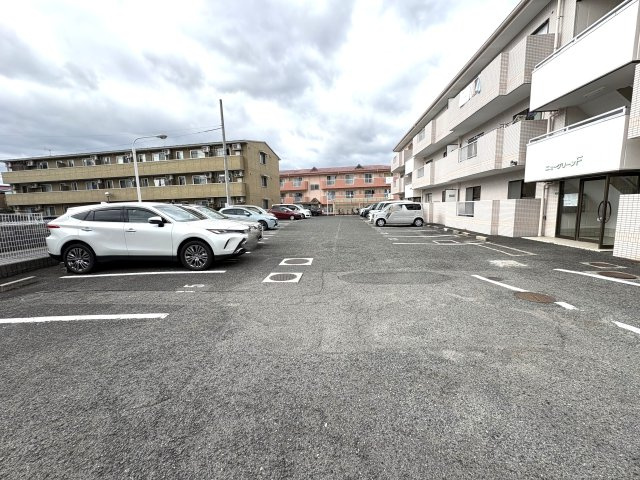 ニューグリーンFの駐車場