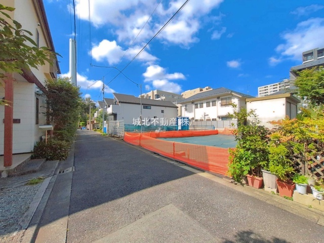 杉並区高井戸東3丁目 限定1区画の前面道路含む現地写真|東側約4ｍ私道の道路に面する整形地
陽当たり通風良好です