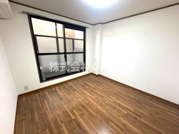 エス・ティマンション旭町の洋室