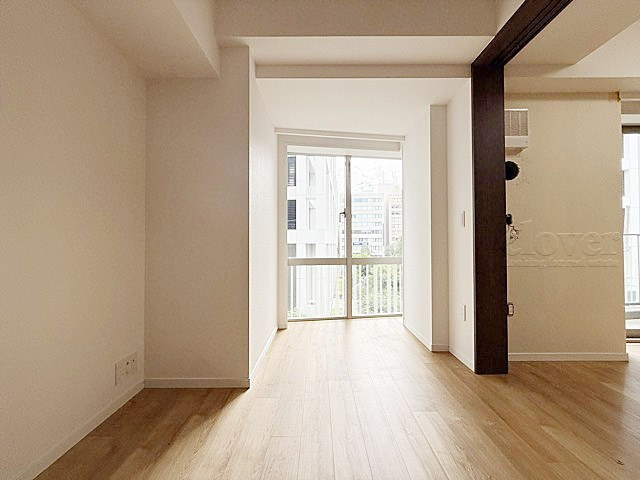 【洋室】 | ジオ元赤坂 | 窓から明るい光が差し込む洋室。ベッドを置いて個人居室にする場合は、多くの時間を過ごすことになる空間です。使い勝手や落ち着きを想像してください。～即日のご見学可能～　お問合せはお気軽にどうぞ。