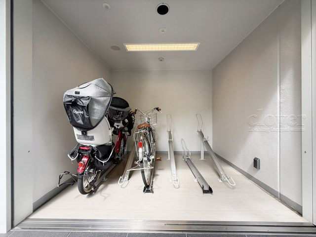 【駐輪場】 | ジオ元赤坂 | 自転車置き場。マンションの共用部にあたります。空きの有無や駐輪料金、各戸の台数制限などについては、改めてお問い合わせください。～即日のご見学可能～　お問合せはお気軽にどうぞ。