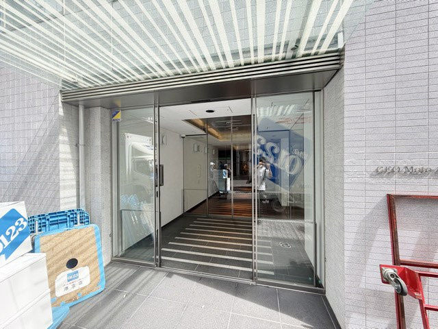 【エントランス】 | ジオ元赤坂 | オートロックを備えた、マンションのエントランス。やはりセキュリティの観点は欠かすことができません。皆様を“安全”に送り出し、出迎えてくれます。～即日のご見学可能～　お問合せはお気軽にどうぞ。