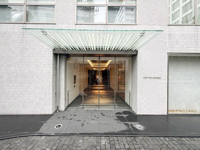 【エントランス】 | ジオ元赤坂 | オートロックを備えた、マンションのエントランス。やはりセキュリティの観点は欠かすことができません。皆様を“安全”に送り出し、出迎えてくれます。～即日のご見学可能～　お問合せはお気軽にどうぞ。
