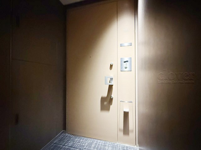 【その他共用部分】 | ジオ元赤坂 | ダブルロック式の玄関ドアが皆様をお出迎え。お部屋のセキュリティの観点からも、うれしい設備ですね。玄関の色もシックで良い感じです。～即日のご見学可能～　お問合せはお気軽にどうぞ。