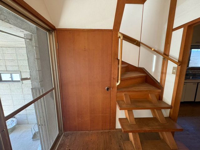 「木のぬくもりを感じる和の家」高知市新屋敷2丁目 2階建 ４DKの内装|2階に上がる風情溢れる木製の廻り階段☆