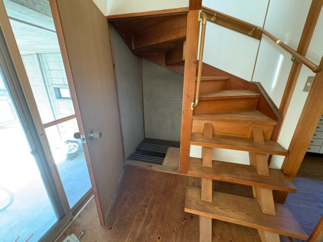 「木のぬくもりを感じる和の家」高知市新屋敷2丁目 2階建 ４DKの収納|階段下を生かした収納もあります☆