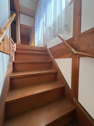 「木のぬくもりを感じる和の家」高知市新屋敷2丁目 2階建 ４DKの内装|ベランダから差し込む光で明るい階段☆
