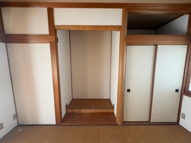 「木のぬくもりを感じる和の家」高知市新屋敷2丁目 2階建 ４DKの収納|床の間が醸し出す、上品で落ち着きのある和の趣が魅力です☆