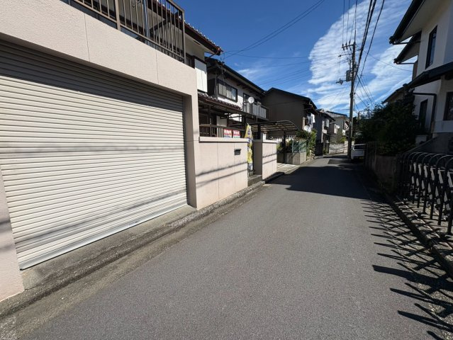 「木のぬくもりを感じる和の家」高知市新屋敷2丁目 2階建 ４DKの前面道路含む現地写真|しっかり舗装された前面道路☆