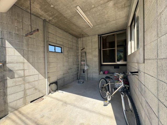「木のぬくもりを感じる和の家」高知市新屋敷2丁目 2階建 ４DKの駐車場|NBOXやタントなど高めの軽自動車も余裕で入る車庫になります☆