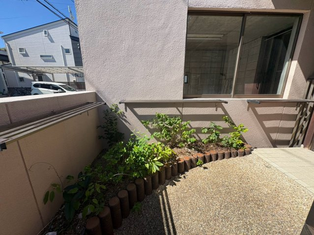 「木のぬくもりを感じる和の家」高知市新屋敷2丁目 2階建 ４DKのその他|シャッター横の小さな緑も癒しです☆