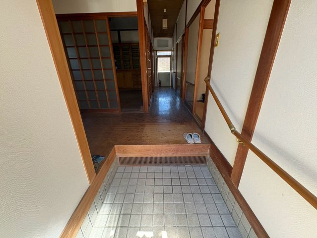 「木のぬくもりを感じる和の家」高知市新屋敷2丁目 2階建 ４DKの玄関|見通しの良い明るい玄関☆