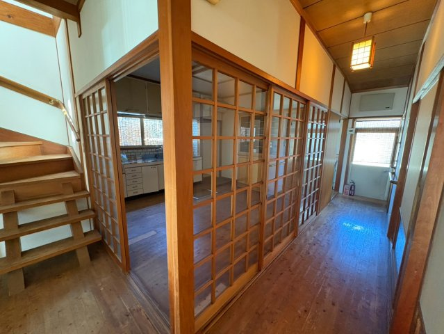 「木のぬくもりを感じる和の家」高知市新屋敷2丁目 2階建 ４DKの内装|格子戸が空間に奥行と上品さを与えてくれます。