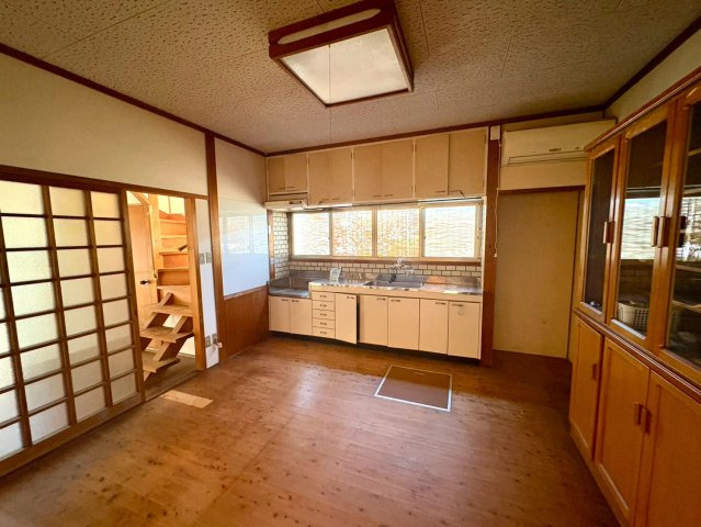 「木のぬくもりを感じる和の家」高知市新屋敷2丁目 2階建 ４DKのキッチン|天然木材の良さがひきたつ明るいキッチン☆