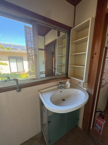「木のぬくもりを感じる和の家」高知市新屋敷2丁目 2階建 ４DKの洗面所|日当たり良好な洗面所☆